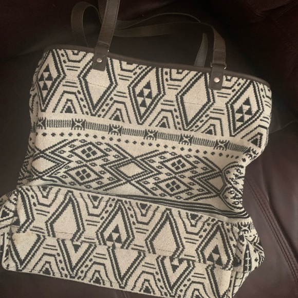 Thirty-One Reversible Tote in Rio Weave! Near New! - Picture 4 of 8